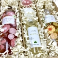 box-prezentowy-kraft-z-winem-biale-rozowe-kwiaty4.jpg