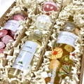box-prezentowy-kraft-z-winem-biale-rozowe-kwiaty3.jpg