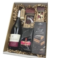 kosz-prezentowy-klasyczny-z-czerwonym-winem-pinot-noir.jpg