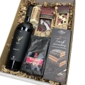 kosz-prezentowy-klasyczny-z-czerwonym-winem-primitivo.jpg