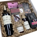 kosz-prezentowy-z-czerwonym-winem-paul-mas-merlot-langwedocja-francja.jpg
